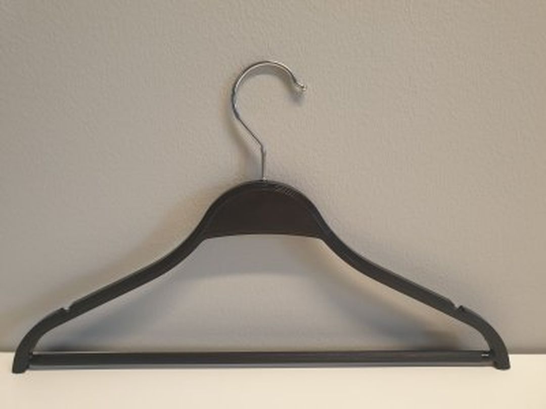  Svart plastgalge med stång. Jack på toppen och kromad krok.