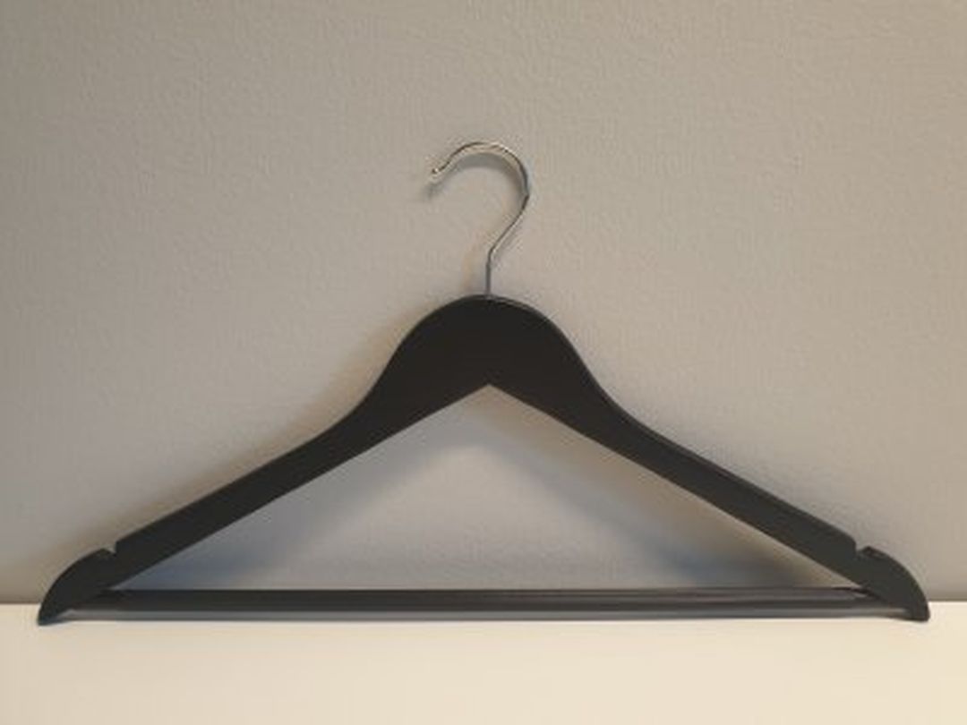 Svart trägalge med stång. Jack på toppen och kromad krok.