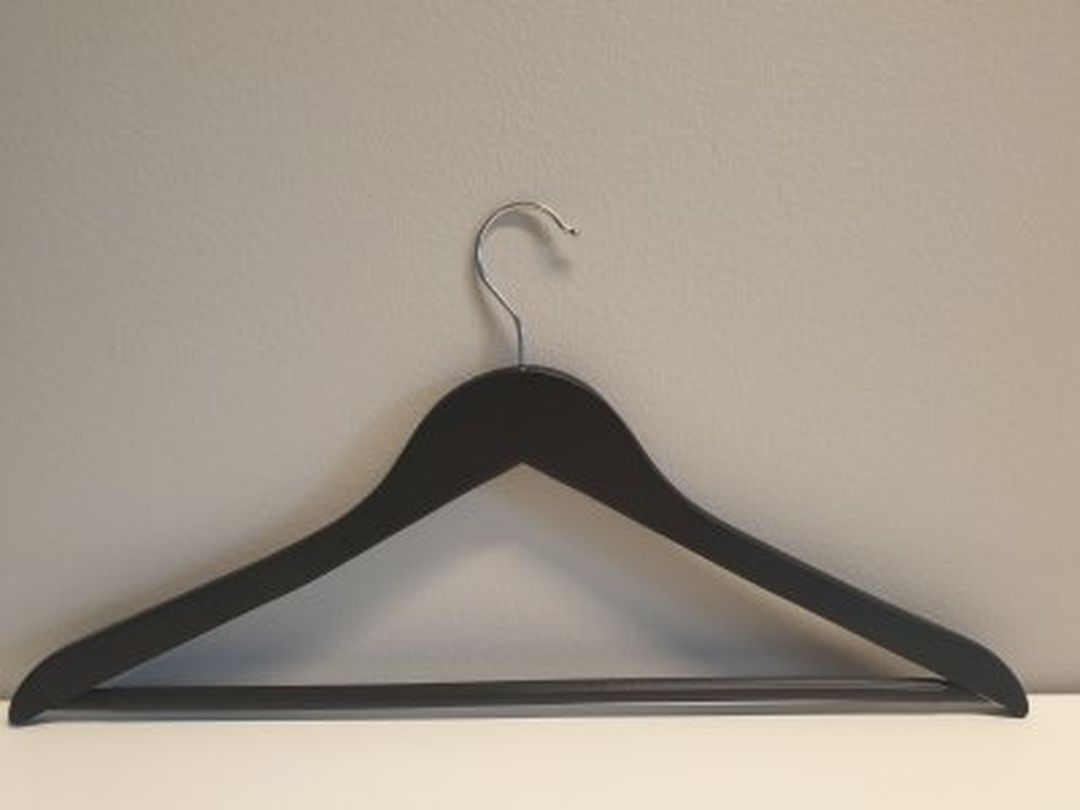 Svart trägalge med stång och kromad krok.