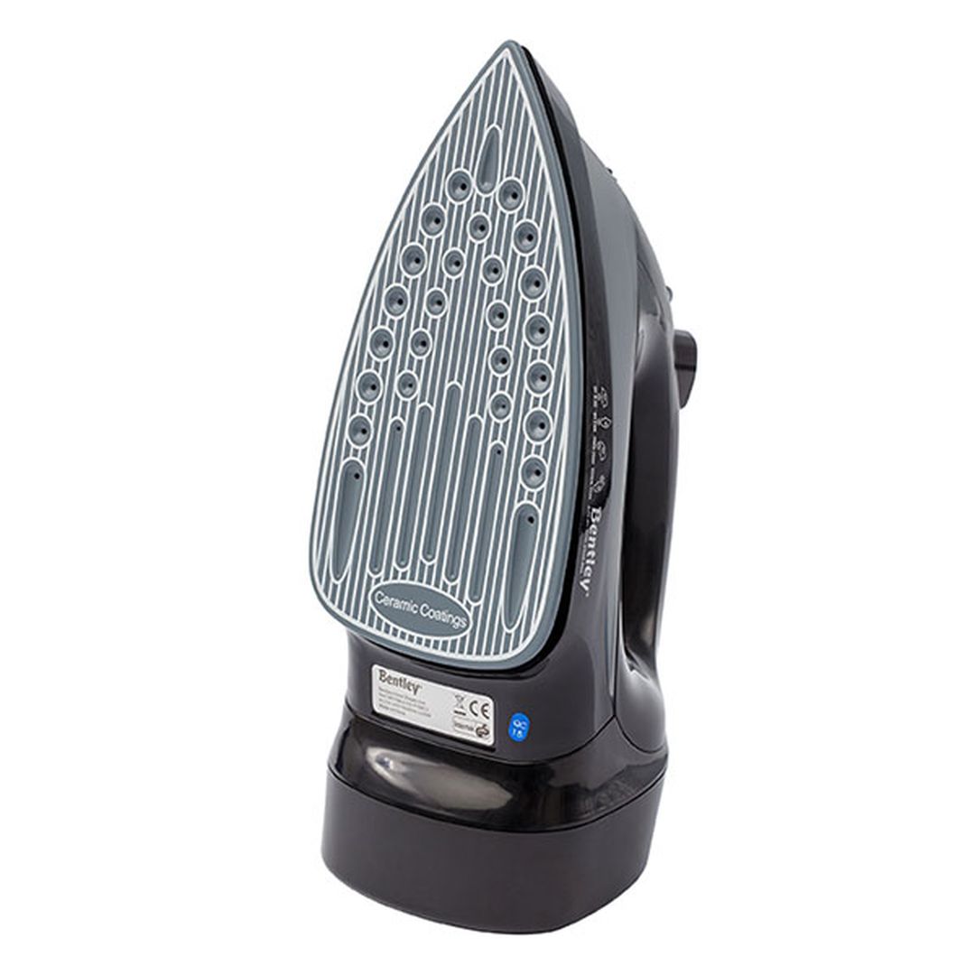 Höyrysilitysrauta sisäänkelautuva johto